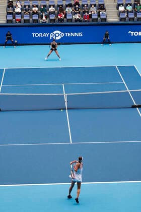 September 23, 2022, Tokyo, Japan: (Up) Beatriz HADDAD MAIA (BRA) hits a return against Veronika KUDERMETOVA during their Singles Quarterfinals match at the TORAY PAN PACIFIC OPEN TENNIS TOURNAMENT 2022 at Ariake Coliseum. The tournament is held from September 17 to 25. Tokyo Japan - ZUMAm191 20220923_zap_m191_024 Copyright: xRodrigoxReyesxMarinx