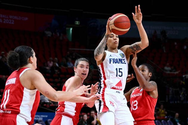 BASKETBALL FRANCE CANADA, Gabby Williams of France competes with Bridget Carleton (left) and Shay Colley of Canada (right) during the 2022 FIBA Women s Basketball World Cup match between France and Canada at Qudos Bank Arena in Sydney, Friday, September 23, 2022. ( NO ARCHIVING, EDITORIAL USE ONLY, NO USE IN BOOKS WITHOUT CONSENT SYDNEY NEW SOUTH WALES AUSTRALIA  Copyright: xDANxHIMBRECHTSx 20220923001706820771