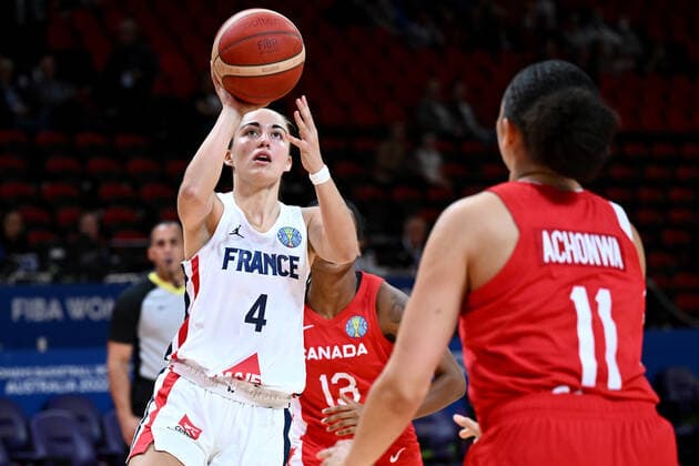 BASKETBALL FRANCE CANADA, Marine Fauthoux of France shoots for the basket during the 2022 FIBA Women s Basketball World Cup match between France and Canada at Qudos Bank Arena in Sydney, Friday, September 23, 2022. ( NO ARCHIVING, EDITORIAL USE ONLY, NO USE IN BOOKS WITHOUT CONSENT SYDNEY NEW SOUTH WALES AUSTRALIA  Copyright: xDANxHIMBRECHTSx 20220923001706821274