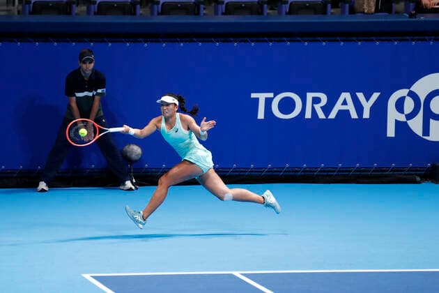 September 23, 2022, Tokyo, Japan: Claire LIU (USA) hits a return against Qinwen ZHENG (CHN) during their Singles Quarterfinals match at the TORAY PAN PACIFIC OPEN TENNIS TOURNAMENT 2022 at Ariake Coliseum. The tournament is held from September 17 to 25. Tokyo Japan - ZUMAm191 20220923_zap_m191_077 Copyright: xRodrigoxReyesxMarinx
