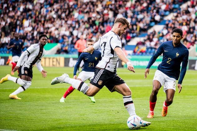 Sport Bilder des Tages U21, U 21 Freundschaftsspiel, Deutschland - Frankreich; 23.09.2022 Jan Thielmann (Deutschland, 17), Wesley Fofana (Frankreich, 2) U21 Freundschaftsspiel, Deutschland - Frankreich, Magdeburg, MDCC-Arena DFB REGULATIONS PROHIBIT ANY USE OF PHOTOGRAPHS AS IMAGE SEQUENCES AND OR QUASI-VIDEO. Copyright: xBEAUTIFULxSPORTS Wunderlx