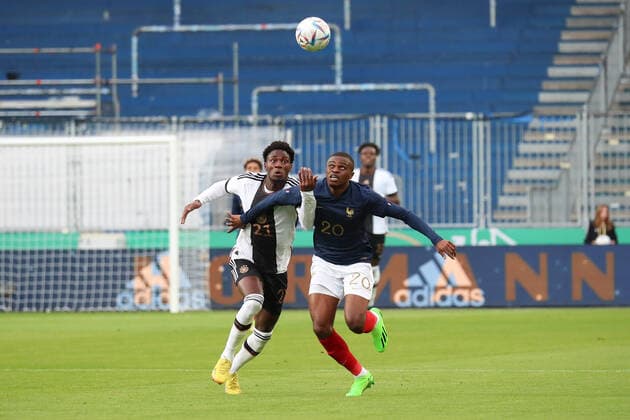 23.09.2022, xgox, Fussball U21, U 21 Laenderspiel, Deutschland - Frankreich emspor, v.l. Faride Alidou (Deutschland, 21), Pierre Kalulu (Frankreich, 20) Zweikampf, Duell, Kampf, tackle (DFL DFB REGULATIONS PROHIBIT ANY USE OF PHOTOGRAPHS as IMAGE SEQUENCES and or QUASI-VIDEO) Magdeburg
