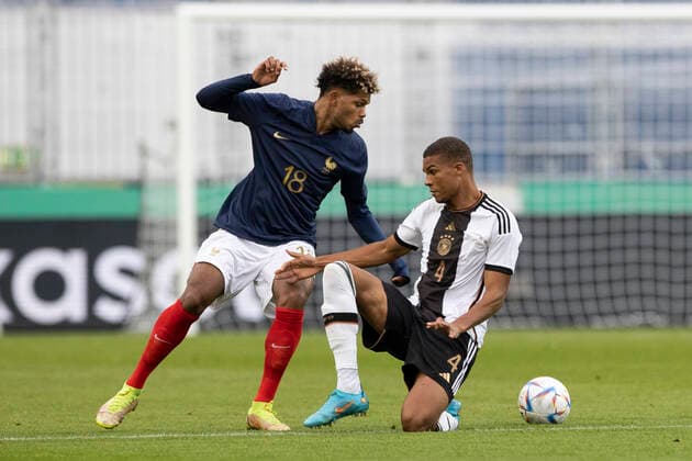 Fußball: U21, U 21 Länderspiel, Saison 2022 2023, Deutschland - Frankreich am 23.09.2022 in Magdeburg (Sachsen-Anhalt). Frankreichs Georginio Rutter links) gegen Deutschlands Malick Thiaw WICHTIGER HINWEIS: Gemäß den Vorgaben der DFL Deutsche Fußball Liga bzw. des DFB Deutscher Fußball-Bund ist es untersagt, in dem Stadion und oder vom Spiel angefertigte Fotoaufnahmen in Form von Sequenzbildern und oder videoähnlichen Fotostrecken zu verwerten bzw. verwerten zu lassen. Copyright: xKirchner MarcoxSteinbrennerx