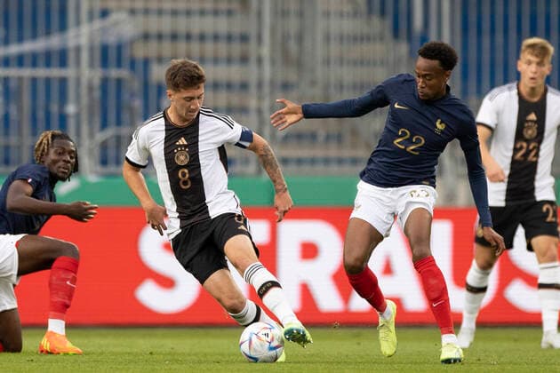 Fußball: U21, U 21 Länderspiel, Saison 2022 2023, Deutschland - Frankreich am 23.09.2022 in Magdeburg (Sachsen-Anhalt). Deutschlands Angelo Stiller (links) gegen Frankreichs Nathan Ngoumou WICHTIGER HINWEIS: Gemäß den Vorgaben der DFL Deutsche Fußball Liga bzw. des DFB Deutscher Fußball-Bund ist es untersagt, in dem Stadion und oder vom Spiel angefertigte Fotoaufnahmen in Form von Sequenzbildern und oder videoähnlichen Fotostrecken zu verwerten bzw. verwerten zu lassen. Copyright: xKirchner MarcoxSteinbrennerx