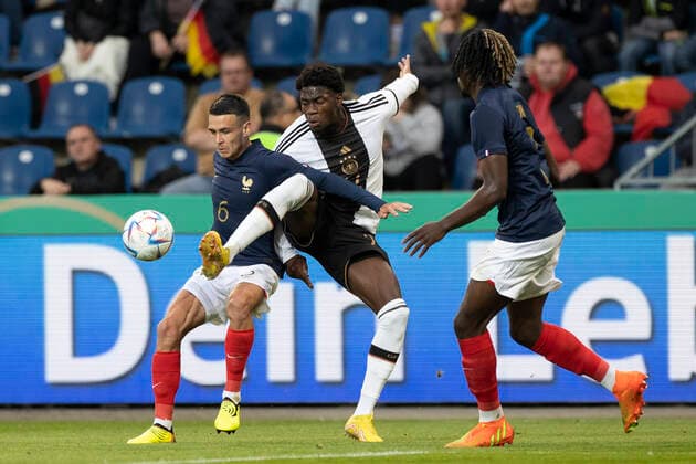 Fußball: U21, U 21 Länderspiel, Saison 2022 2023, Deutschland - Frankreich am 23.09.2022 in Magdeburg (Sachsen-Anhalt). Deutschlands Faride Alidou (rechts) gegen Frankreichs Enzo Le Fee WICHTIGER HINWEIS: Gemäß den Vorgaben der DFL Deutsche Fußball Liga bzw. des DFB Deutscher Fußball-Bund ist es untersagt, in dem Stadion und oder vom Spiel angefertigte Fotoaufnahmen in Form von Sequenzbildern und oder videoähnlichen Fotostrecken zu verwerten bzw. verwerten zu lassen. Copyright: xKirchner MarcoxSteinbrennerx
