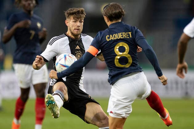Fußball: U21, U 21 Länderspiel, Saison 2022 2023, Deutschland - Frankreich am 23.09.2022 in Magdeburg (Sachsen-Anhalt). Deutschlands Tom Krauß (links) gegen Frankreichs Maxence Caqueret WICHTIGER HINWEIS: Gemäß den Vorgaben der DFL Deutsche Fußball Liga bzw. des DFB Deutscher Fußball-Bund ist es untersagt, in dem Stadion und oder vom Spiel angefertigte Fotoaufnahmen in Form von Sequenzbildern und oder videoähnlichen Fotostrecken zu verwerten bzw. verwerten zu lassen. Copyright: xKirchner MarcoxSteinbrennerx