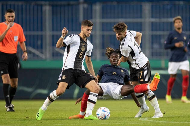 Fußball: U21, U 21 Länderspiel, Saison 2022 2023, Deutschland - Frankreich am 23.09.2022 in Magdeburg (Sachsen-Anhalt). Deutschlands Tom Krauß (links) und Jan Thielmann (rechts) gegen Frankreichs Kouadio Manu Kone WICHTIGER HINWEIS: Gemäß den Vorgaben der DFL Deutsche Fußball Liga bzw. des DFB Deutscher Fußball-Bund ist es untersagt, in dem Stadion und oder vom Spiel angefertigte Fotoaufnahmen in Form von Sequenzbildern und oder videoähnlichen Fotostrecken zu verwerten bzw. verwerten zu lassen. Copyright: xKirchner MarcoxSteinbrennerx