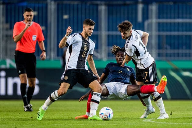 U21, U 21 Freundschaftsspiel, Deutschland - Frankreich; 23.09.2022 Tom Krauss (Deutschland, 6), Kouadio Manu Kone (Frankreich, 7), Jan Thielmann (Deutschland, 17) U21 Freundschaftsspiel, Deutschland - Frankreich, Magdeburg, MDCC-Arena DFB REGULATIONS PROHIBIT ANY USE OF PHOTOGRAPHS AS IMAGE SEQUENCES AND OR QUASI-VIDEO. Copyright: xBEAUTIFULxSPORTS Wunderlx