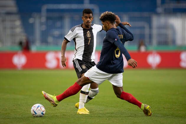 Fußball: U21, U 21 Länderspiel, Saison 2022 2023, Deutschland - Frankreich am 23.09.2022 in Magdeburg (Sachsen-Anhalt). Deutschlands Ansgar Knauff (links) gegen Frankreichs Enzo Le Fee WICHTIGER HINWEIS: Gemäß den Vorgaben der DFL Deutsche Fußball Liga bzw. des DFB Deutscher Fußball-Bund ist es untersagt, in dem Stadion und oder vom Spiel angefertigte Fotoaufnahmen in Form von Sequenzbildern und oder videoähnlichen Fotostrecken zu verwerten bzw. verwerten zu lassen. Copyright: xKirchner MarcoxSteinbrennerx