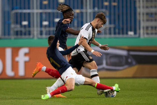 Fußball: U21, U 21 Länderspiel, Saison 2022 2023, Deutschland - Frankreich am 23.09.2022 in Magdeburg (Sachsen-Anhalt). Deutschlands Jan Thielmann (rechts) gegen Frankreichs Quentin Merlin WICHTIGER HINWEIS: Gemäß den Vorgaben der DFL Deutsche Fußball Liga bzw. des DFB Deutscher Fußball-Bund ist es untersagt, in dem Stadion und oder vom Spiel angefertigte Fotoaufnahmen in Form von Sequenzbildern und oder videoähnlichen Fotostrecken zu verwerten bzw. verwerten zu lassen. Copyright: xKirchner MarcoxSteinbrennerx