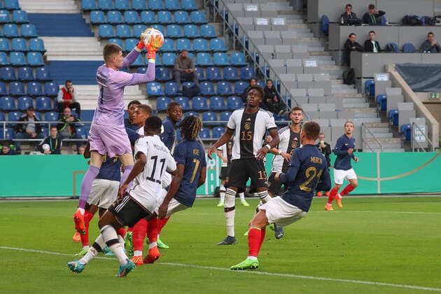 23.09.2022, xgox, Fussball U21, U 21 Laenderspiel, Deutschland - Frankreich emspor, v.l. Illan Meslier (Frankreich, 1) Parade, haelt den Ball, faengt den Ball, pariert (DFL DFB REGULATIONS PROHIBIT ANY USE OF PHOTOGRAPHS as IMAGE SEQUENCES and or QUASI-VIDEO) Magdeburg
