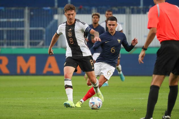 23.09.2022, xgox, Fussball U21, U 21 Laenderspiel, Deutschland - Frankreich emspor, v.l. Angelo Stiller (Deutschland, 8), Enzo Le Fee (Frankreich, 6) Zweikampf, Duell, Kampf, tackle (DFL DFB REGULATIONS PROHIBIT ANY USE OF PHOTOGRAPHS as IMAGE SEQUENCES and or QUASI-VIDEO) Magdeburg
