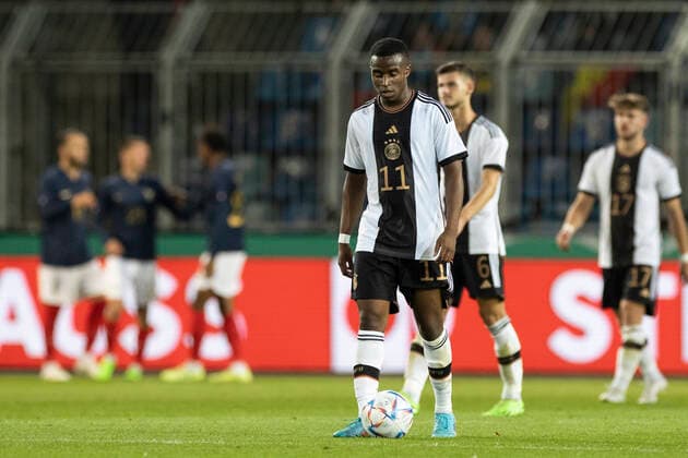 Fußball: U21, U 21 Länderspiel, Saison 2022 2023, Deutschland - Frankreich am 23.09.2022 in Magdeburg (Sachsen-Anhalt). Deutschlands Youssoufa Moukoko geht mit dem Ball zum Anstoßpunkt WICHTIGER HINWEIS: Gemäß den Vorgaben der DFL Deutsche Fußball Liga bzw. des DFB Deutscher Fußball-Bund ist es untersagt, in dem Stadion und oder vom Spiel angefertigte Fotoaufnahmen in Form von Sequenzbildern und oder videoähnlichen Fotostrecken zu verwerten bzw. verwerten zu lassen. Copyright: xKirchner MarcoxSteinbrennerx
