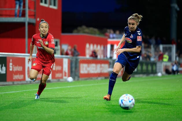 Flyeralarm Frauen-Bundesliga 2022-2023, Bayer 04 Leverkusen - 1. FC Köln Sylwia Matysik (B04, 4), Myrthe Moorrees (FC, 6) Leverkusen Ulrich-Haberland-Stadion Nordrhein-Westfalen Deutschland