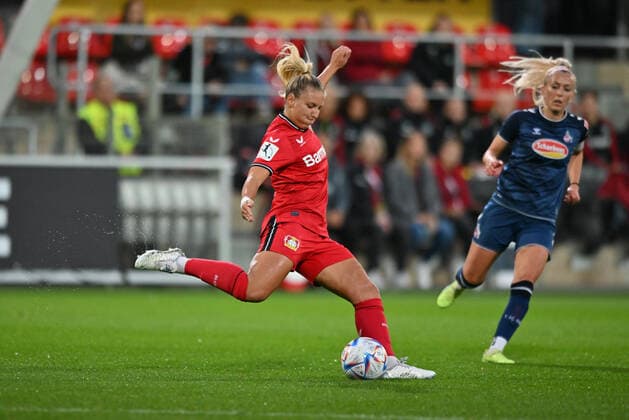 Melissa Friedrich (B04, 3) klärt den Ball, 23.09.2022, Leverkusen (Deutschland), Fussball, Flyeralarm Frauen-Bundesliga, Bayer 04 Leverkusen - 1 FC Köln, DFB DFL REGULATIONS PROHIBIT ANY USE OF PHOTOGRAPHS AS IMAGE SEQUENCES AND OR QUASI-VIDEO.