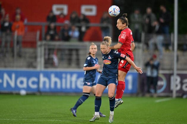 Sylwia Matysik (B04, 4) köpft den Ball, 23.09.2022, Leverkusen (Deutschland), Fussball, Flyeralarm Frauen-Bundesliga, Bayer 04 Leverkusen - 1 FC Köln, DFB DFL REGULATIONS PROHIBIT ANY USE OF PHOTOGRAPHS AS IMAGE SEQUENCES AND OR QUASI-VIDEO.