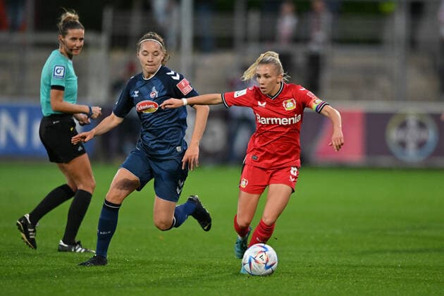 Lotta Cordes (FC Köln, 15) versucht Elisa Senß (B04, 6) zu stoppen, 23.09.2022, Leverkusen (Deutschland), Fussball, Flyeralarm Frauen-Bundesliga, Bayer 04 Leverkusen - 1 FC Köln, DFB DFL REGULATIONS PROHIBIT ANY USE OF PHOTOGRAPHS AS IMAGE SEQUENCES AND OR QUASI-VIDEO.