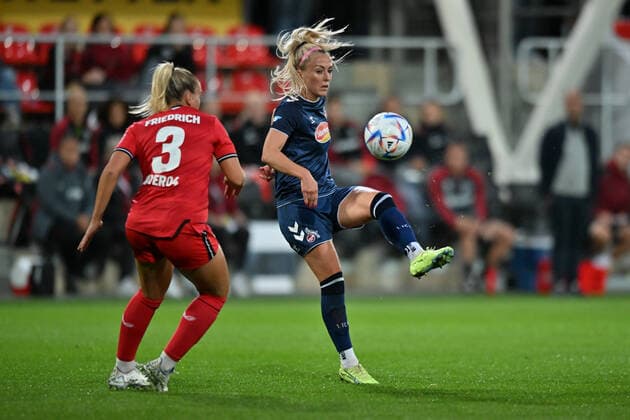 Mandy Islacker (FC Köln, 8) lupft den Ball über Melissa Friedrich (B04, 3), 23.09.2022, Leverkusen (Deutschland), Fussball, Flyeralarm Frauen-Bundesliga, Bayer 04 Leverkusen - 1 FC Köln, DFB DFL REGULATIONS PROHIBIT ANY USE OF PHOTOGRAPHS AS IMAGE SEQUENCES AND OR QUASI-VIDEO.