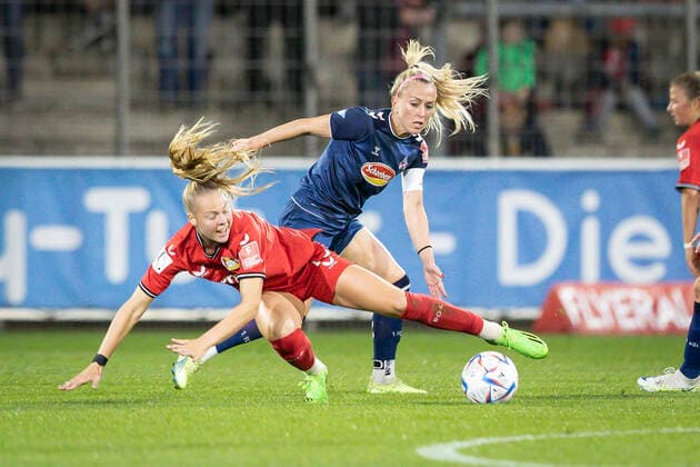 1. Frauen-Bundesliga; Bayer 04 Leverkusen vs. 1. FC Koeln, 23.09.2022 Leverkusen, 23.September - Mandy Islacker ( 8, 1. FC Koeln), Jill Bayings ( 18, Bayer 04 Leverkusen) waehrend der Begegnung Bayer 04 Leverkusen gegen den 1. FC Koeln an Spieltag 2 der Frauen-Fussball-Bundesliga am 23.09.2022 im Ulrich-Haberland-Stadion in Leverkusen (Nordrhein-Westfalen). DFL REGULATIONS PROHIBIT ANY USE OF PHOTOGRAPHS AS IMAGE SEQUENCES AND OR QUASI-VIDEO. Copyright: xBEAUTIFULxSPORTS AxelxKohringx