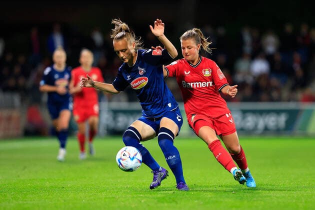 Flyeralarm Frauen-Bundesliga 2022-2023, Bayer 04 Leverkusen - 1. FC Köln Andrea Gavric (FC, 18), Kristin Kögel (B04, 11) Leverkusen Ulrich-Haberland-Stadion Nordrhein-Westfalen Deutschland