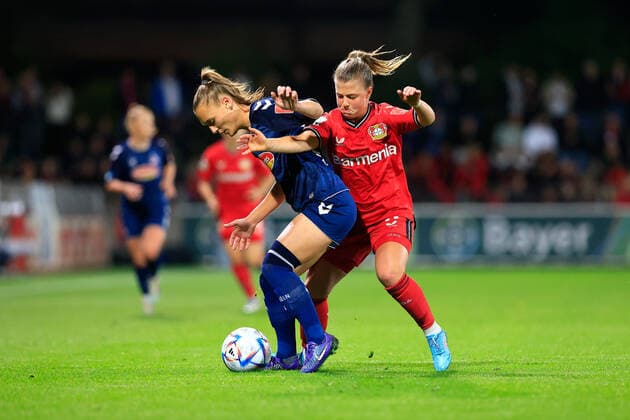 Flyeralarm Frauen-Bundesliga 2022-2023, Bayer 04 Leverkusen - 1. FC Köln Andrea Gavric (FC, 18), Kristin Kögel (B04, 11) Leverkusen Ulrich-Haberland-Stadion Nordrhein-Westfalen Deutschland