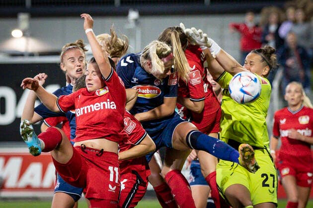 1. Frauen-Bundesliga; Bayer 04 Leverkusen vs. 1. FC Koeln, 23.09.2022 Leverkusen, 23.September - Chance fuer den FC, im Gewuehl Torhueterin Friederike Repohl ( 27, Bayer 04 Leverkusen) waehrend der Begegnung Bayer 04 Leverkusen gegen den 1. FC Koeln an Spieltag 2 der Frauen-Fussball-Bundesliga am 23.09.2022 im Ulrich-Haberland-Stadion in Leverkusen (Nordrhein-Westfalen). DFL REGULATIONS PROHIBIT ANY USE OF PHOTOGRAPHS AS IMAGE SEQUENCES AND OR QUASI-VIDEO. Copyright: xBEAUTIFULxSPORTS AxelxKohringx