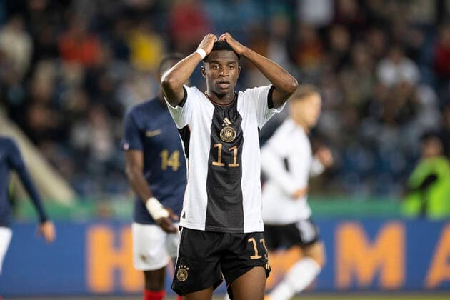 Fußball: U21, U 21 Länderspiel, Saison 2022 2023, Deutschland - Frankreich am 23.09.2022 in Magdeburg (Sachsen-Anhalt). Deutschlands Youssoufa Moukoko fasst sich an den Kopf WICHTIGER HINWEIS: Gemäß den Vorgaben der DFL Deutsche Fußball Liga bzw. des DFB Deutscher Fußball-Bund ist es untersagt, in dem Stadion und oder vom Spiel angefertigte Fotoaufnahmen in Form von Sequenzbildern und oder videoähnlichen Fotostrecken zu verwerten bzw. verwerten zu lassen. Copyright: xKirchner MarcoxSteinbrennerx