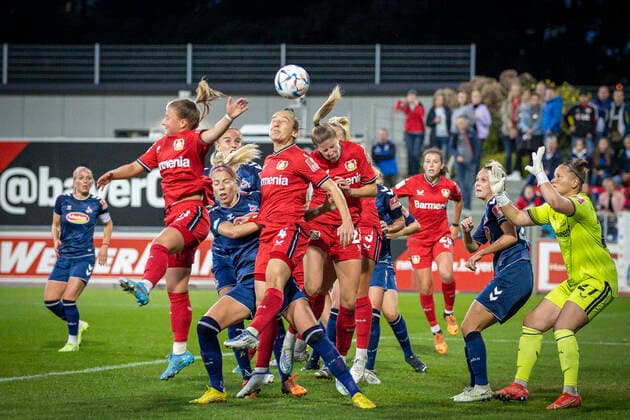 1. Frauen-Bundesliga; Bayer 04 Leverkusen vs. 1. FC Koeln, 23.09.2022 Leverkusen, 23.September - Chance fuer den FC, am Boden Friederike Repohl ( 27, Bayer 04 Leverkusen) waehrend der Begegnung Bayer 04 Leverkusen gegen den 1. FC Koeln an Spieltag 2 der Frauen-Fussball-Bundesliga am 23.09.2022 im Ulrich-Haberland-Stadion in Leverkusen (Nordrhein-Westfalen). DFL REGULATIONS PROHIBIT ANY USE OF PHOTOGRAPHS AS IMAGE SEQUENCES AND OR QUASI-VIDEO. Copyright: xBEAUTIFULxSPORTS AxelxKohringx