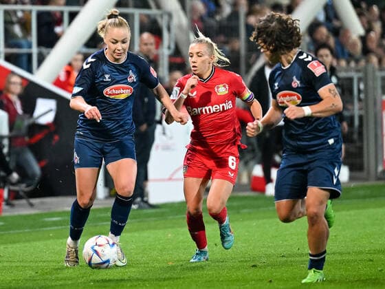 Weronika Zawistowska (1. FC Köln, 24) und Elissa Senss (Bayer 04 Leverkusen, 06). Davor Alicia-Sophie Gudorf (1. FC Köln, 12). Bayer 04 Leverkusen vs. 1. FC Koeln, Fussball, Flyeralarm Frauen Bundesliga, 2. Spieltag, Saison 2022 2023, 23.09.2022 DFB DFL Regulations prohibit any use of Photographs as image sequences and or quasi-video Bayer 04 Leverkusen vs. 1. FC Koeln, Fussball, Flyeralarm Frauen Bundesliga, 2. Spieltag, Saison 2022 2023, 23.09.2022 Leverkusen Copyright: xEibner-Pressefoto ThomasxHaeslerx EP_EER