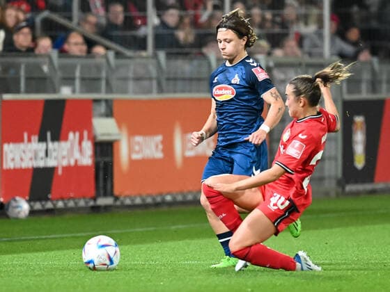 Alicia-Sophie Gudorf (1. FC Köln, 12) und Lara Marti (Bayer 04 Leverkusen, 30). Bayer 04 Leverkusen vs. 1. FC Koeln, Fussball, Flyeralarm Frauen Bundesliga, 2. Spieltag, Saison 2022 2023, 23.09.2022 DFB DFL Regulations prohibit any use of Photographs as image sequences and or quasi-video Bayer 04 Leverkusen vs. 1. FC Koeln, Fussball, Flyeralarm Frauen Bundesliga, 2. Spieltag, Saison 2022 2023, 23.09.2022 Leverkusen Copyright: xEibner-Pressefoto ThomasxHaeslerx EP_EER