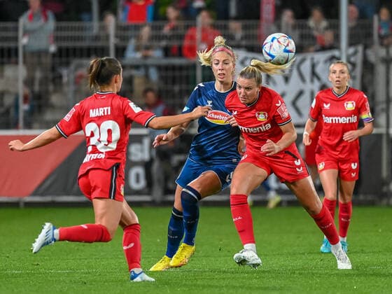 Zweikampf zwischen Sharon Beck (1. FC Köln, 10) und Melissa Friedrich (Bayer 04 Leverkusen, 03). Davor Lara Marti (Bayer 04 Leverkusen, 30). Bayer 04 Leverkusen vs. 1. FC Koeln, Fussball, Flyeralarm Frauen Bundesliga, 2. Spieltag, Saison 2022 2023, 23.09.2022 DFB DFL Regulations prohibit any use of Photographs as image sequences and or quasi-video Bayer 04 Leverkusen vs. 1. FC Koeln, Fussball, Flyeralarm Frauen Bundesliga, 2. Spieltag, Saison 2022 2023, 23.09.2022 Leverkusen Copyright: xEibner-Pressefoto ThomasxHaeslerx EP_EER