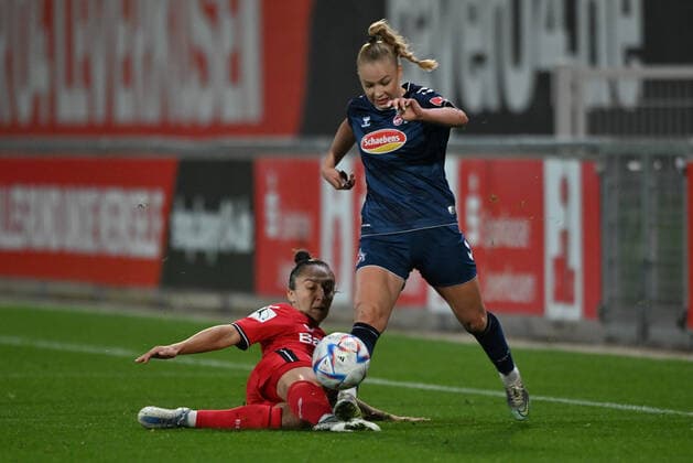 Sylwia Matysik (B04, 4) klärt den Ball per Grätsche von Weronika Zawistowska (FC Köln, 24), 23.09.2022, Leverkusen (Deutschland), Fussball, Flyeralarm Frauen-Bundesliga, Bayer 04 Leverkusen - 1 FC Köln, DFB DFL REGULATIONS PROHIBIT ANY USE OF PHOTOGRAPHS AS IMAGE SEQUENCES AND OR QUASI-VIDEO.