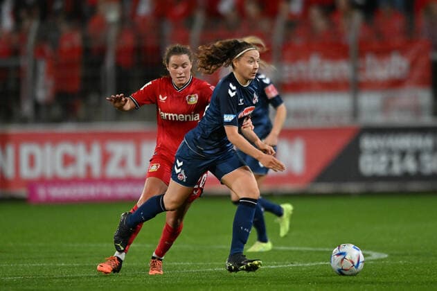 Lotta Cordes (FC Köln, 15) mit Ball im Mittelfeld, 23.09.2022, Leverkusen (Deutschland), Fussball, Flyeralarm Frauen-Bundesliga, Bayer 04 Leverkusen - 1 FC Köln, DFB DFL REGULATIONS PROHIBIT ANY USE OF PHOTOGRAPHS AS IMAGE SEQUENCES AND OR QUASI-VIDEO.