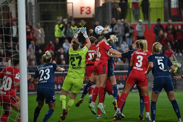 Friederike Repohl (Torfrau B04, 27) versucht den Ball zu klären, 23.09.2022, Leverkusen (Deutschland), Fussball, Flyeralarm Frauen-Bundesliga, Bayer 04 Leverkusen - 1 FC Köln, DFB DFL REGULATIONS PROHIBIT ANY USE OF PHOTOGRAPHS AS IMAGE SEQUENCES AND OR QUASI-VIDEO.