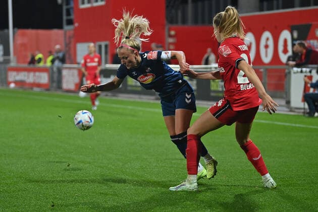 Mandy Islacker (FC Köln, 8) setzt sich gegen Lilla Turanyi (B04, 24) durch, 23.09.2022, Leverkusen (Deutschland), Fussball, Flyeralarm Frauen-Bundesliga, Bayer 04 Leverkusen - 1 FC Köln, DFB DFL REGULATIONS PROHIBIT ANY USE OF PHOTOGRAPHS AS IMAGE SEQUENCES AND OR QUASI-VIDEO.