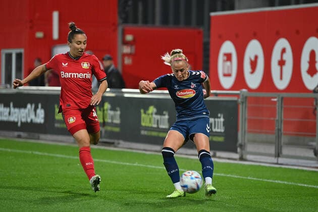 Sylwia Matysik (B04, 4) kann die Flanke von Mandy Islacker (FC Köln, 8) nicht verhindern, 23.09.2022, Leverkusen (Deutschland), Fussball, Flyeralarm Frauen-Bundesliga, Bayer 04 Leverkusen - 1 FC Köln, DFB DFL REGULATIONS PROHIBIT ANY USE OF PHOTOGRAPHS AS IMAGE SEQUENCES AND OR QUASI-VIDEO.