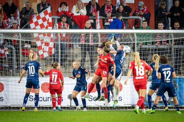1. Frauen-Bundesliga; Bayer 04 Leverkusen vs. 1. FC Koeln, 23.09.2022 Leverkusen, 23.September - Szene vor dem Koelner Tor mit Sharon Beck ( 10, 1. FC Koeln), Kristin Koegel ( 11, Bayer 04 Leverkusen), Lilla Turanyi ( 24, Bayer 04 Leverkusen), Jill Bayings ( 18, Bayer 04 Leverkusen), Alicia Gudorf ( 12, 1. FC Koeln) waehrend der Begegnung Bayer 04 Leverkusen gegen den 1. FC Koeln an Spieltag 2 der Frauen-Fussball-Bundesliga am 23.09.2022 im Ulrich-Haberland-Stadion in Leverkusen (Nordrhein-Westfalen). DFL REGULATIONS PROHIBIT ANY USE OF PHOTOGRAPHS AS IMAGE SEQUENCES AND OR QUASI-VIDEO. Copyright: xBEAUTIFULxSPORTS AxelxKohringx