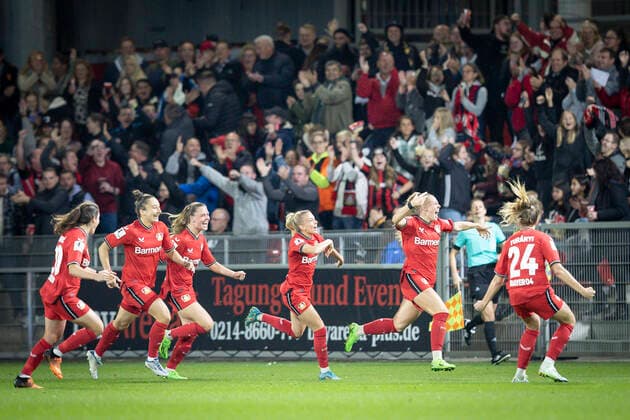 1. Frauen-Bundesliga; Bayer 04 Leverkusen vs. 1. FC Koeln, 23.09.2022 Leverkusen, 23.September - Jill Bayings ( 18, Bayer 04 Leverkusen, 2.v.r.) freut sich ueber ihren Treffer zum 1:0 waehrend der Begegnung Bayer 04 Leverkusen gegen den 1. FC Koeln an Spieltag 2 der Frauen-Fussball-Bundesliga am 23.09.2022 im Ulrich-Haberland-Stadion in Leverkusen (Nordrhein-Westfalen). DFL REGULATIONS PROHIBIT ANY USE OF PHOTOGRAPHS AS IMAGE SEQUENCES AND OR QUASI-VIDEO. Copyright: xBEAUTIFULxSPORTS AxelxKohringx
