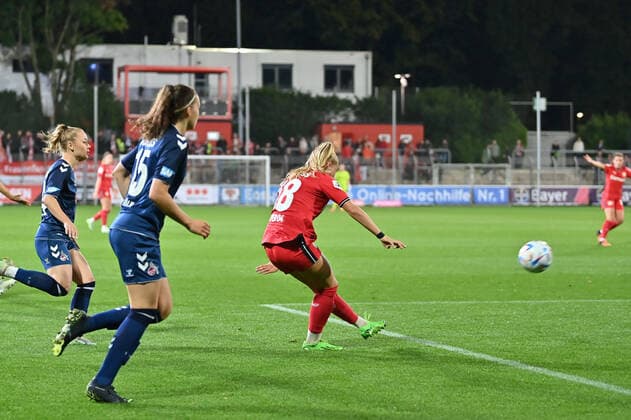 Jill Bayings (B04, 18) schiesst das 1:0, 23.09.2022, Leverkusen (Deutschland), Fussball, Flyeralarm Frauen-Bundesliga, Bayer 04 Leverkusen - 1 FC Köln, DFB DFL REGULATIONS PROHIBIT ANY USE OF PHOTOGRAPHS AS IMAGE SEQUENCES AND OR QUASI-VIDEO.
