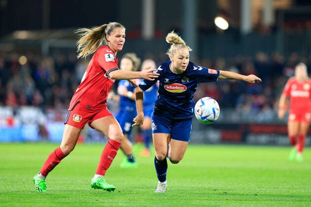 Flyeralarm Frauen-Bundesliga 2022-2023, Bayer 04 Leverkusen - 1. FC Köln Zweikampf Juliane Wirtz (B04, 14), Weronika Zawistoska (FC, 24) Leverkusen Ulrich-Haberland-Stadion Nordrhein-Westfalen Deutschland