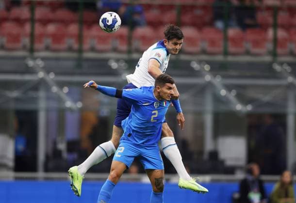 Sport Bilder des Tages Milan, Italy, 23rd September 2022. Giovanni Di Lorenzo of Italy challenged by Harry Maguire of England during the UEFA Nations League match at Stadio Giuseppe Meazza, Milan. Picture credit should read: Jonathan Moscrop Sportimage EDITORIAL USE ONLY. No use with unauthorised audio, video, data, fixture lists, club league logos or live services. Online in-match use limited to 120 images, no video emulation. No use in betting, games or single club league player publications. SPI-1892-0002