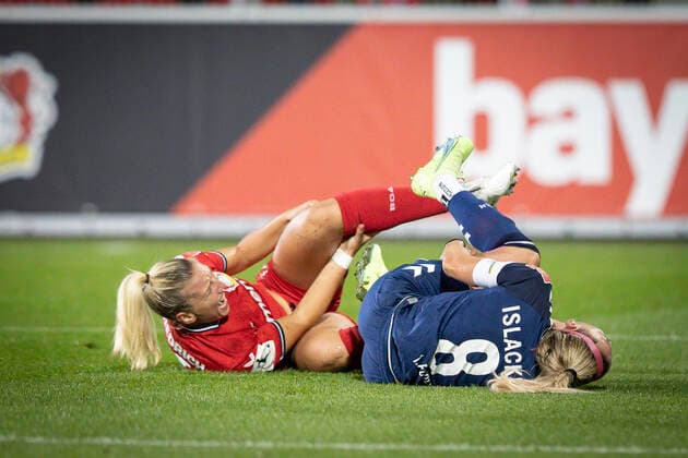 1. Frauen-Bundesliga; Bayer 04 Leverkusen vs. 1. FC Koeln, 23.09.2022 Leverkusen, 23.September - Melissa Friedrich ( 3, Bayer 04 Leverkusen), Mandy Islacker ( 8, 1. FC Koeln) waehrend der Begegnung Bayer 04 Leverkusen gegen den 1. FC Koeln an Spieltag 2 der Frauen-Fussball-Bundesliga am 23.09.2022 im Ulrich-Haberland-Stadion in Leverkusen (Nordrhein-Westfalen). DFL REGULATIONS PROHIBIT ANY USE OF PHOTOGRAPHS AS IMAGE SEQUENCES AND OR QUASI-VIDEO. Copyright: xBEAUTIFULxSPORTS AxelxKohringx