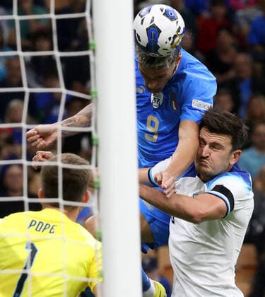 September 23, 2022, MILAN, ITALY: Italy™s Gianluca Scamacca (L) jumps for the ball with England s Harry Maguire during the UEFA Nations League soccer match between Italy and England at Giuseppe Meazza stadium in Milan, 23 September 2022..ANSA MATTEO BAZZI. Soccer; Uefa Nations League: Italy vs England  - ZUMAa110 20220923_zaf_a110_089 Copyright: xMatteoxBazzix