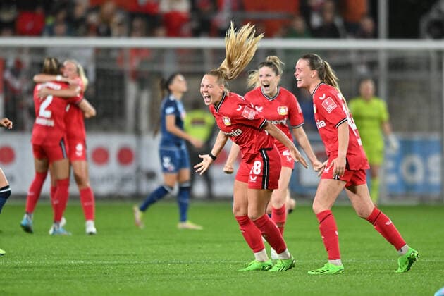 Jubel, Freuen, celebrate, happy, cheer , Goal Celebration über den 1:0 Sieg - Derbysieg, 23.09.2022, Leverkusen (Deutschland), Fussball, Flyeralarm Frauen-Bundesliga, Bayer 04 Leverkusen - 1 FC Köln, DFB DFL REGULATIONS PROHIBIT ANY USE OF PHOTOGRAPHS AS IMAGE SEQUENCES AND OR QUASI-VIDEO.