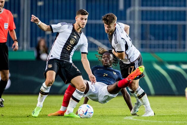 U21, U 21 Freundschaftsspiel, Deutschland - Frankreich; 23.09.2022 Tom Krauss (Deutschland, 6), Kouadio Manu Kone (Frankreich, 7), Jan Thielmann (Deutschland, 17) U21 Freundschaftsspiel, Deutschland - Frankreich, Magdeburg, MDCC-Arena DFB REGULATIONS PROHIBIT ANY USE OF PHOTOGRAPHS AS IMAGE SEQUENCES AND OR QUASI-VIDEO. Copyright: xBEAUTIFULxSPORTS Wunderlx
