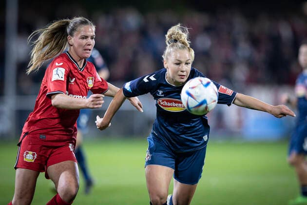 1. Frauen-Bundesliga; Bayer 04 Leverkusen vs. 1. FC Koeln, 23.09.2022 Leverkusen, 23.September - Juliane Wirtz ( 14, Bayer 04 Leverkusen), Weronika Zaistowska ( 24, 1. FC Koeln) waehrend der Begegnung Bayer 04 Leverkusen gegen den 1. FC Koeln an Spieltag 2 der Frauen-Fussball-Bundesliga am 23.09.2022 im Ulrich-Haberland-Stadion in Leverkusen (Nordrhein-Westfalen). DFL REGULATIONS PROHIBIT ANY USE OF PHOTOGRAPHS AS IMAGE SEQUENCES AND OR QUASI-VIDEO. Copyright: xBEAUTIFULxSPORTS AxelxKohringx