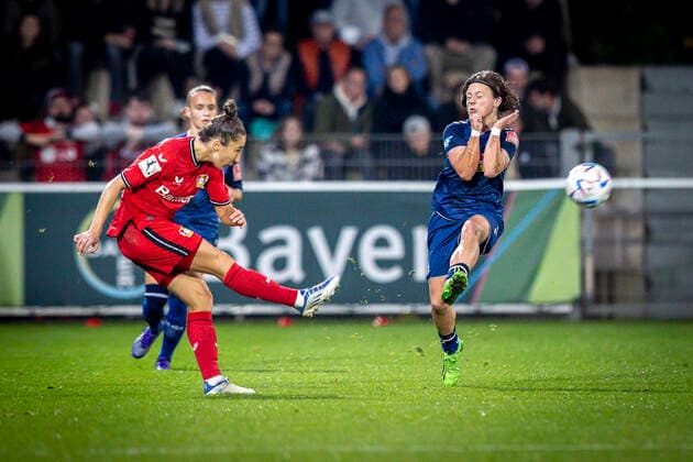 1. Frauen-Bundesliga; Bayer 04 Leverkusen vs. 1. FC Koeln, 23.09.2022 Leverkusen, 23.September - Sylwia Matysik ( 4, Bayer 04 Leverkusen), Alicia Gudorf ( 12, 1. FC Koeln) waehrend der Begegnung Bayer 04 Leverkusen gegen den 1. FC Koeln an Spieltag 2 der Frauen-Fussball-Bundesliga am 23.09.2022 im Ulrich-Haberland-Stadion in Leverkusen (Nordrhein-Westfalen). DFL REGULATIONS PROHIBIT ANY USE OF PHOTOGRAPHS AS IMAGE SEQUENCES AND OR QUASI-VIDEO. Copyright: xBEAUTIFULxSPORTS AxelxKohringx