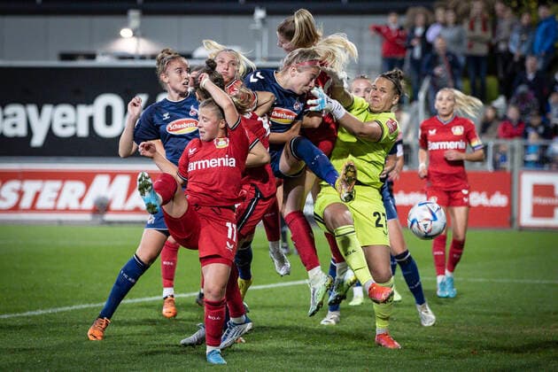 1. Frauen-Bundesliga; Bayer 04 Leverkusen vs. 1. FC Koeln, 23.09.2022 Leverkusen, 23.September - Strafraumszene mit Friederike Repohl ( 27, Bayer 04 Leverkusen) waehrend der Begegnung Bayer 04 Leverkusen gegen den 1. FC Koeln an Spieltag 2 der Frauen-Fussball-Bundesliga am 23.09.2022 im Ulrich-Haberland-Stadion in Leverkusen (Nordrhein-Westfalen). DFL REGULATIONS PROHIBIT ANY USE OF PHOTOGRAPHS AS IMAGE SEQUENCES AND OR QUASI-VIDEO. *** 1 Women Bundesliga Bayer 04 Leverkusen vs 1 FC Koeln, 23 09 2022 Leverkusen, 23 September penalty area scene with Friederike Repohl 27, Bayer 04 Leverkusen during the match Bayer 04 Leverkusen vs 1 FC Koeln on matchday 2 of the women soccer Bundesliga on 23 09 2022 at Ulrich Haberland Stadium in Leverkusen North Rhine Westphalia DFL REGULATES PROHIBIT ANY USE OF PHOTOGRAPHS AS IMAGE SEQUENCES AND OR QUASI VIDEO Copyright: xBEAUTIFULxSPORTS AxelxKohringx