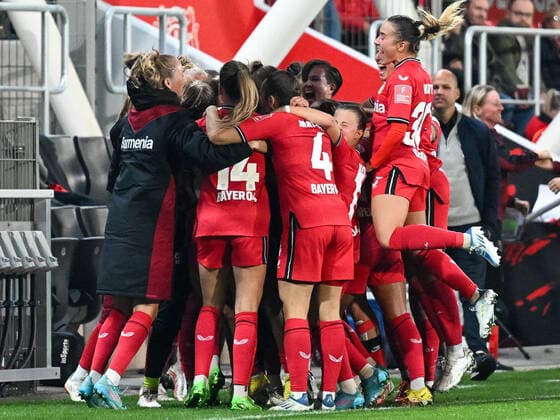 Grosser Jubel nach dem Tor zum 1:0 bei den Leverkusener Frauen. Dabei sind Juliane Wirtz (Bayer 04 Leverkusen, 14), Sylwia Matysik (Bayer 04 Leverkusen, 04) und Lara Marti (Bayer 04 Leverkusen, 30). Bayer 04 Leverkusen vs. 1. FC Koeln, Fussball, Flyeralarm Frauen Bundesliga, 2. Spieltag, Saison 2022 2023, 23.09.2022 DFB DFL Regulations prohibit any use of Photographs as image sequences and or quasi-video Bayer 04 Leverkusen vs. 1. FC Koeln, Fussball, Flyeralarm Frauen Bundesliga, 2. Spieltag, Saison 2022 2023, 23.09.2022 Leverkusen Copyright: xEibner-Pressefoto ThomasxHaeslerx EP_EER
