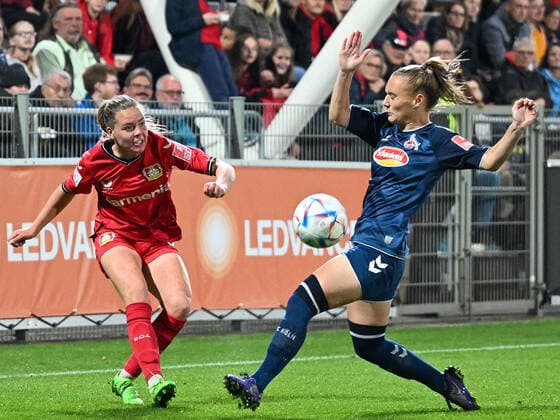 Juliane Wirtz (Bayer 04 Leverkusen, 14) und Andrea Gavric (1. FC Koeln, 18). Bayer 04 Leverkusen vs. 1. FC Koeln, Fussball, Flyeralarm Frauen Bundesliga, 2. Spieltag, Saison 2022 2023, 23.09.2022 DFB DFL Regulations prohibit any use of Photographs as image sequences and or quasi-video Bayer 04 Leverkusen vs. 1. FC Koeln, Fussball, Flyeralarm Frauen Bundesliga, 2. Spieltag, Saison 2022 2023, 23.09.2022 Leverkusen Copyright: xEibner-Pressefoto ThomasxHaeslerx EP_EER